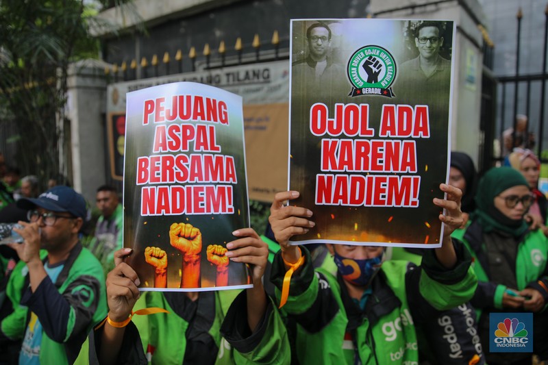 Sejumlah pengendara ojol melakukan aksi unjuk rasa di depan Pengadilan Tipikor, Jakarta, Senin (5/1/2026). Massa aksi datang mengenakan jaket identitas profesi itu datang sebagai bentuk dukungan moral terhadap Nadiem Makarim jelang sidang perdana kasus dugaan korupsi pengadaan Chromebook di lingkungan pendidikan. (CNBC Indonesia/Faisal Rahman)