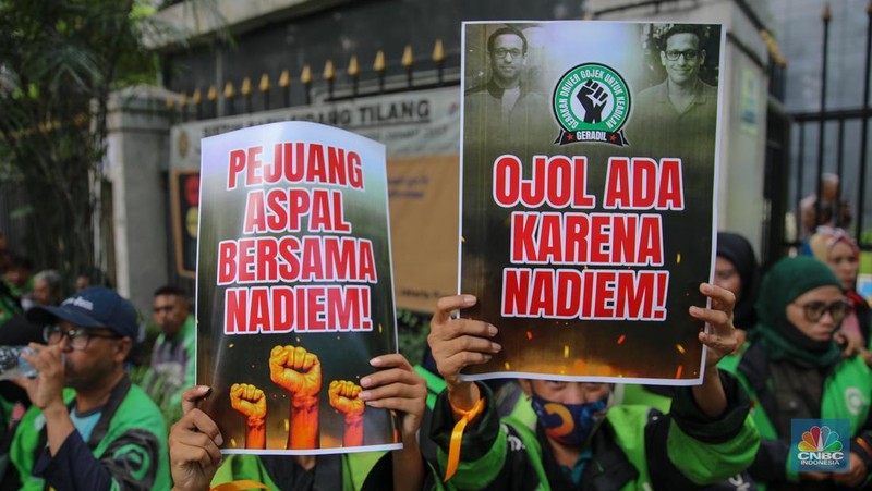 Sejumlah pengendara ojol melakukan aksi unjuk rasa di depan Pengadilan Tipikor, Jakarta, Senin (5/1/2026). Massa aksi datang mengenakan jaket identitas profesi itu datang sebagai bentuk dukungan moral terhadap Nadiem Makarim jelang sidang perdana kasus dugaan korupsi pengadaan Chromebook di lingkungan pendidikan. (CNBC Indonesia/Faisal Rahman)
