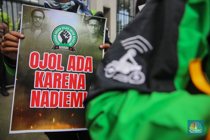 Sejumlah pengendara ojol melakukan aksi unjuk rasa di depan Pengadilan Tipikor, Jakarta, Senin (5/1/2026). Massa aksi datang mengenakan jaket identitas profesi itu datang sebagai bentuk dukungan moral terhadap Nadiem Makarim jelang sidang perdana kasus dugaan korupsi pengadaan Chromebook di lingkungan pendidikan. (CNBC Indonesia/Faisal Rahman)
