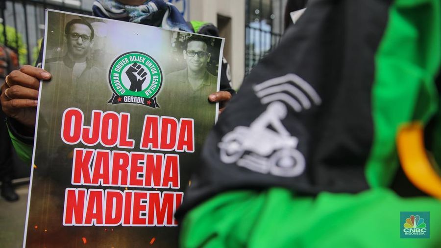 Sejumlah pengendara ojol melakukan aksi unjuk rasa di depan Pengadilan Tipikor, Jakarta, Senin (5/1/2026). Massa aksi datang mengenakan jaket identitas profesi itu datang sebagai bentuk dukungan moral terhadap Nadiem Makarim jelang sidang perdana kasus dugaan korupsi pengadaan Chromebook di lingkungan pendidikan. (CNBC Indonesia/Faisal Rahman)
