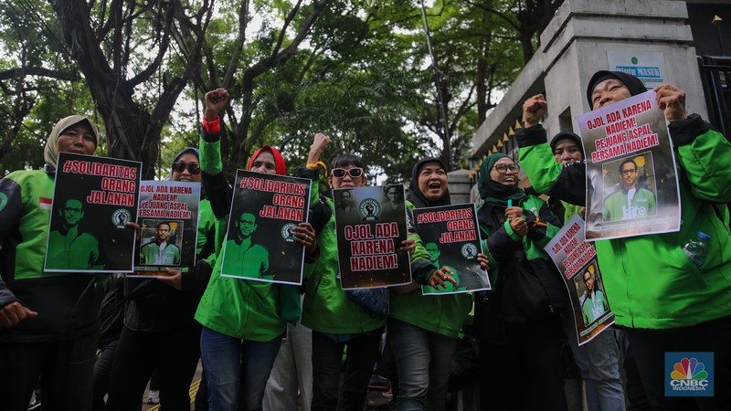 Sejumlah pengendara ojol melakukan aksi unjuk rasa di depan Pengadilan Tipikor, Jakarta, Senin (5/1/2026). Massa aksi datang mengenakan jaket identitas profesi itu datang sebagai bentuk dukungan moral terhadap Nadiem Makarim jelang sidang perdana kasus dugaan korupsi pengadaan Chromebook di lingkungan pendidikan. (CNBC Indonesia/Faisal Rahman)