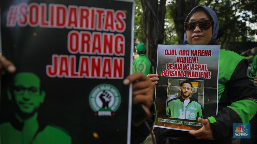 Sejumlah pengendara ojol melakukan aksi unjuk rasa di depan Pengadilan Tipikor, Jakarta, Senin (5/1/2026). Massa aksi datang mengenakan jaket identitas profesi itu datang sebagai bentuk dukungan moral terhadap Nadiem Makarim jelang sidang perdana kasus dugaan korupsi pengadaan Chromebook di lingkungan pendidikan. (CNBC Indonesia/Faisal Rahman)