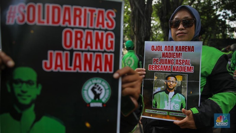 Sejumlah pengendara ojol melakukan aksi unjuk rasa di depan Pengadilan Tipikor, Jakarta, Senin (5/1/2026). Massa aksi datang mengenakan jaket identitas profesi itu datang sebagai bentuk dukungan moral terhadap Nadiem Makarim jelang sidang perdana kasus dugaan korupsi pengadaan Chromebook di lingkungan pendidikan. (CNBC Indonesia/Faisal Rahman)