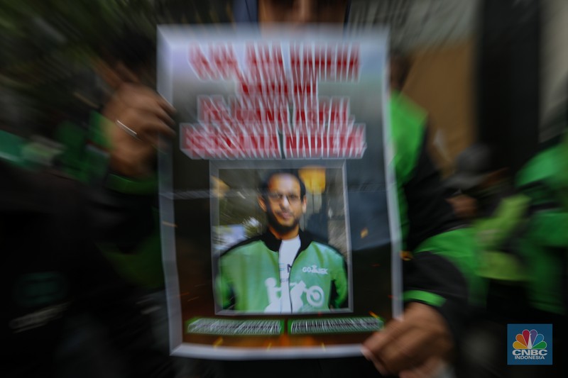 Sejumlah pengendara ojol melakukan aksi unjuk rasa di depan Pengadilan Tipikor, Jakarta, Senin (5/1/2026). Massa aksi datang mengenakan jaket identitas profesi itu datang sebagai bentuk dukungan moral terhadap Nadiem Makarim jelang sidang perdana kasus dugaan korupsi pengadaan Chromebook di lingkungan pendidikan. (CNBC Indonesia/Faisal Rahman)