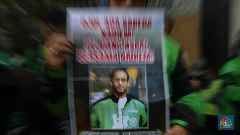 Sejumlah pengendara ojol melakukan aksi unjuk rasa di depan Pengadilan Tipikor, Jakarta, Senin (5/1/2026). Massa aksi datang mengenakan jaket identitas profesi itu datang sebagai bentuk dukungan moral terhadap Nadiem Makarim jelang sidang perdana kasus dugaan korupsi pengadaan Chromebook di lingkungan pendidikan. (CNBC Indonesia/Faisal Rahman)