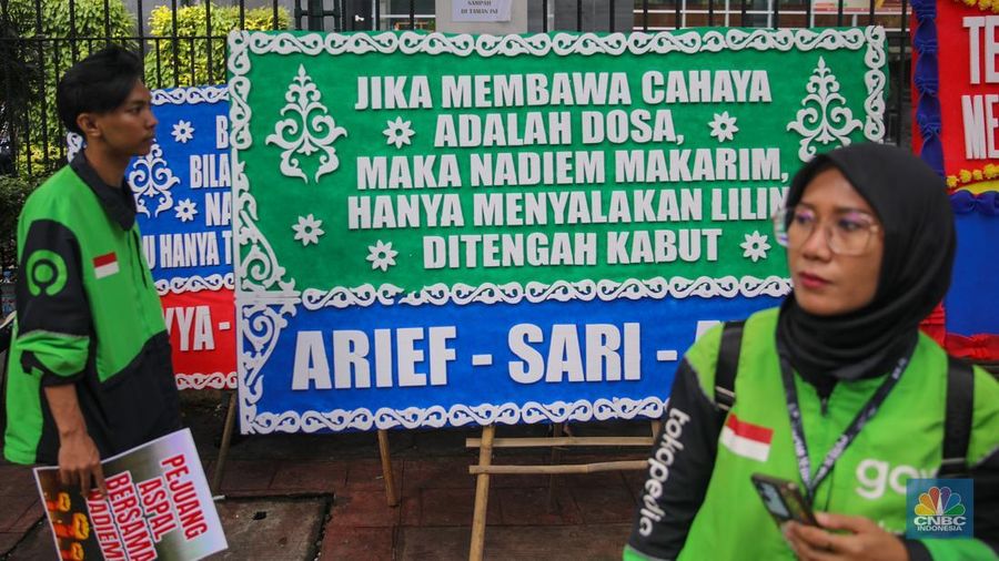 Sejumlah pengendara ojol melakukan aksi unjuk rasa di depan Pengadilan Tipikor, Jakarta, Senin (5/1/2026). Massa aksi datang mengenakan jaket identitas profesi itu datang sebagai bentuk dukungan moral terhadap Nadiem Makarim jelang sidang perdana kasus dugaan korupsi pengadaan Chromebook di lingkungan pendidikan. (CNBC Indonesia/Faisal Rahman)