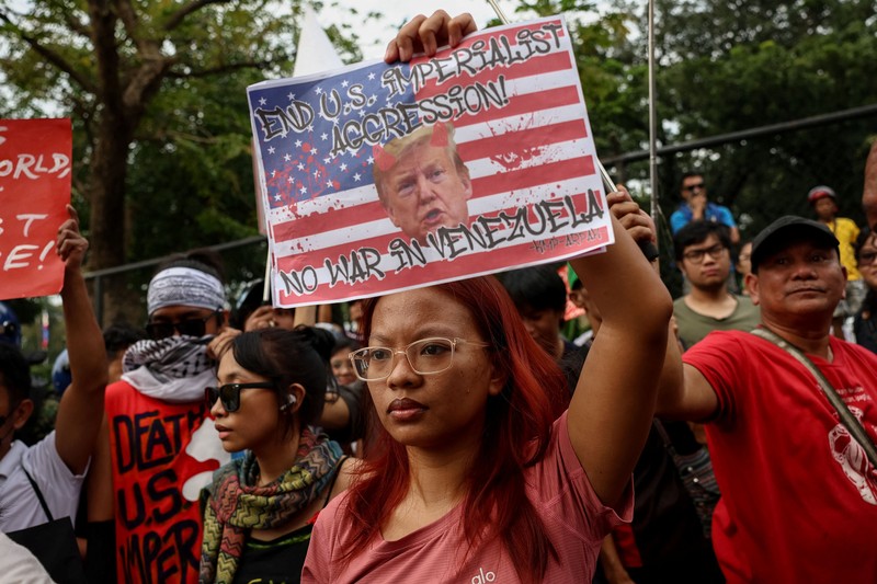 Aksi rdemonstrasi menentang tindakan AS di Venezuela, setelah Presiden AS Donald Trump mengatakan AS telah menyerang Venezuela dan menangkap Presiden Nicolas Maduro, di Paris, Prancis, Minggu (4/1/2026). (REUTERS/Abdul Saboor)
