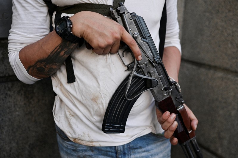 Para anggota kelompok milisi yang dikenal sebagai