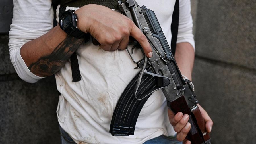 Para anggota kelompok milisi yang dikenal sebagai 