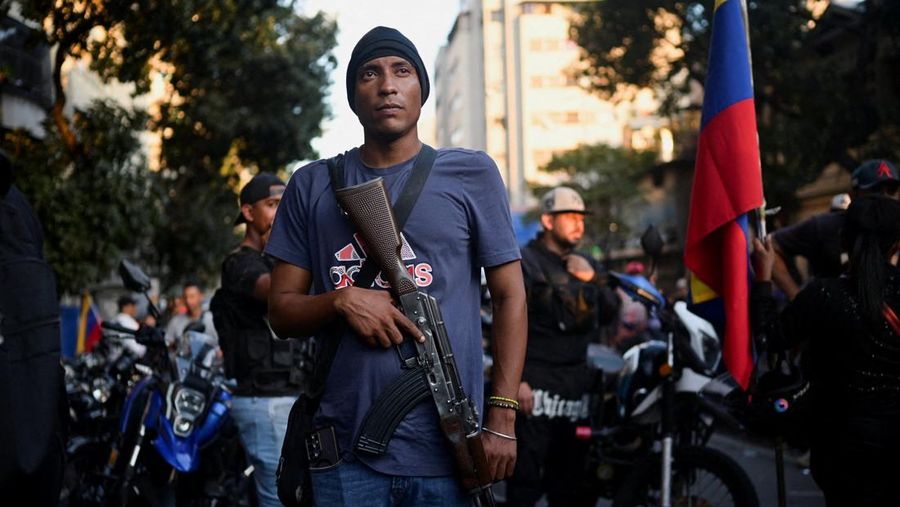 Para anggota kelompok milisi yang dikenal sebagai 