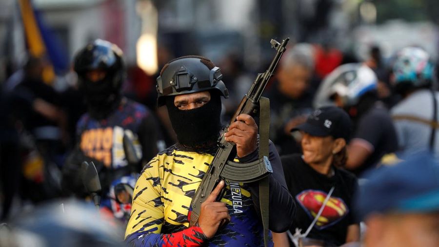 Para anggota kelompok milisi yang dikenal sebagai 