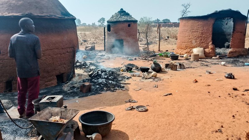 Sisa-sisa kios dan toko yang terbakar di pasar Kasuwan Daji, setelah orang-orang bersenjata menyerbu tempat itu, menjarah barang-barang makanan, dan membunuh atau menculik beberapa orang, menurut laporan polisi setempat, di desa Sukumbara, Negara Bagian Niger, Nigeria, 4 Januari 2026. (REUTERS/Stringer)