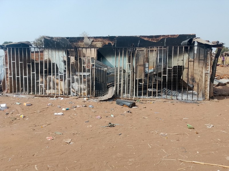 Sisa-sisa kios dan toko yang terbakar di pasar Kasuwan Daji, setelah orang-orang bersenjata menyerbu tempat itu, menjarah barang-barang makanan, dan membunuh atau menculik beberapa orang, menurut laporan polisi setempat, di desa Sukumbara, Negara Bagian Niger, Nigeria, 4 Januari 2026. (REUTERS/Stringer)