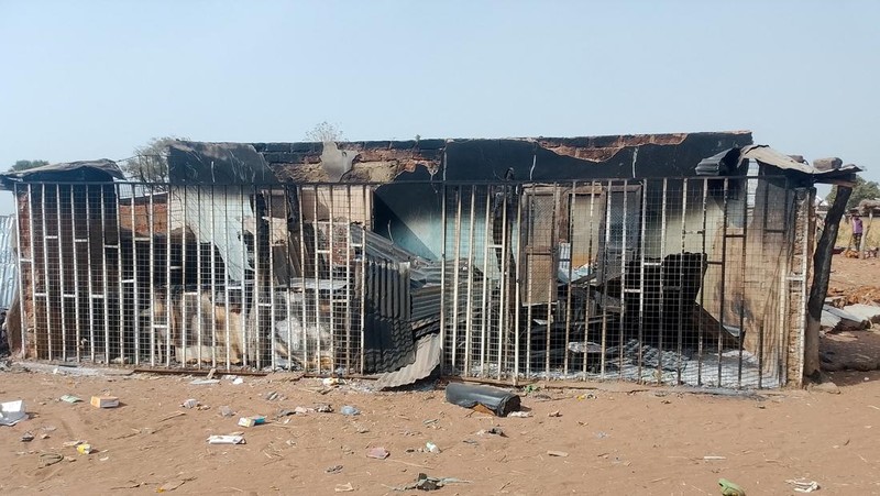 Sisa-sisa kios dan toko yang terbakar di pasar Kasuwan Daji, setelah orang-orang bersenjata menyerbu tempat itu, menjarah barang-barang makanan, dan membunuh atau menculik beberapa orang, menurut laporan polisi setempat, di desa Sukumbara, Negara Bagian Niger, Nigeria, 4 Januari 2026. (REUTERS/Stringer)