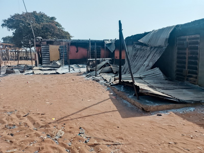 Sisa-sisa kios dan toko yang terbakar di pasar Kasuwan Daji, setelah orang-orang bersenjata menyerbu tempat itu, menjarah barang-barang makanan, dan membunuh atau menculik beberapa orang, menurut laporan polisi setempat, di desa Sukumbara, Negara Bagian Niger, Nigeria, 4 Januari 2026. (REUTERS/Stringer)