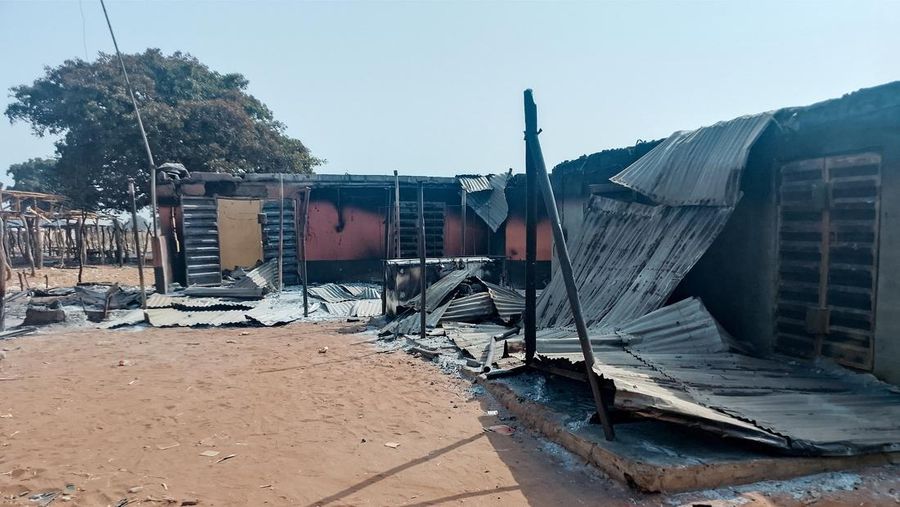 Sisa-sisa kios dan toko yang terbakar di pasar Kasuwan Daji, setelah orang-orang bersenjata menyerbu tempat itu, menjarah barang-barang makanan, dan membunuh atau menculik beberapa orang, menurut laporan polisi setempat, di desa Sukumbara, Negara Bagian Niger, Nigeria, 4 Januari 2026. (REUTERS/Stringer)