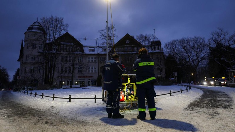 Suasana pemadaman listrik yang menyebabkan ribuan rumah tanpa aliran listrik setelah dugaan serangan pembakaran di pembangkit listrik Lichterfelde di distrik Steglitz-Zehlendorf di Berlin selatan, Jerman, Minggu (4/1/2026). (REUTERS/Lisi Niesner)
