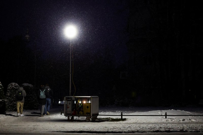 Suasana pemadaman listrik yang menyebabkan ribuan rumah tanpa aliran listrik setelah dugaan serangan pembakaran di pembangkit listrik Lichterfelde di distrik Steglitz-Zehlendorf di Berlin selatan, Jerman, Minggu (4/1/2026). (REUTERS/Lisi Niesner)