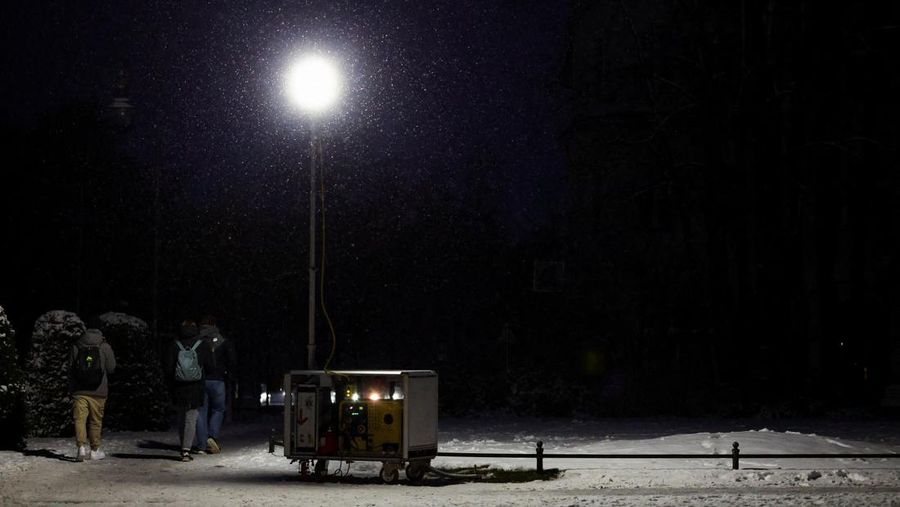Suasana pemadaman listrik yang menyebabkan ribuan rumah tanpa aliran listrik setelah dugaan serangan pembakaran di pembangkit listrik Lichterfelde di distrik Steglitz-Zehlendorf di Berlin selatan, Jerman, Minggu (4/1/2026). (REUTERS/Lisi Niesner)