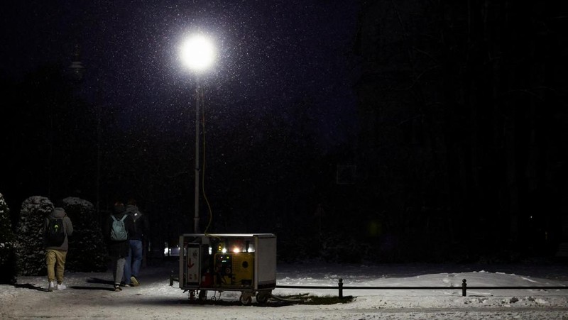 Suasana pemadaman listrik yang menyebabkan ribuan rumah tanpa aliran listrik setelah dugaan serangan pembakaran di pembangkit listrik Lichterfelde di distrik Steglitz-Zehlendorf di Berlin selatan, Jerman, Minggu (4/1/2026). (REUTERS/Lisi Niesner)