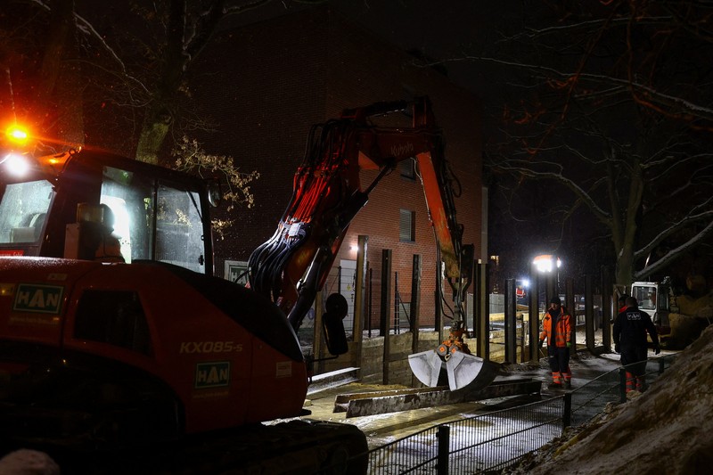 Suasana pemadaman listrik yang menyebabkan ribuan rumah tanpa aliran listrik setelah dugaan serangan pembakaran di pembangkit listrik Lichterfelde di distrik Steglitz-Zehlendorf di Berlin selatan, Jerman, Minggu (4/1/2026). (REUTERS/Lisi Niesner)