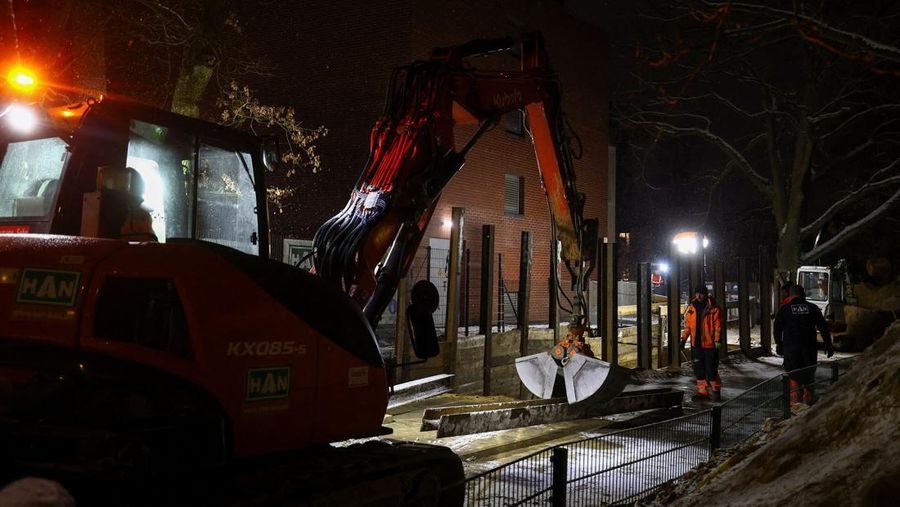 Suasana pemadaman listrik yang menyebabkan ribuan rumah tanpa aliran listrik setelah dugaan serangan pembakaran di pembangkit listrik Lichterfelde di distrik Steglitz-Zehlendorf di Berlin selatan, Jerman, Minggu (4/1/2026). (REUTERS/Lisi Niesner)