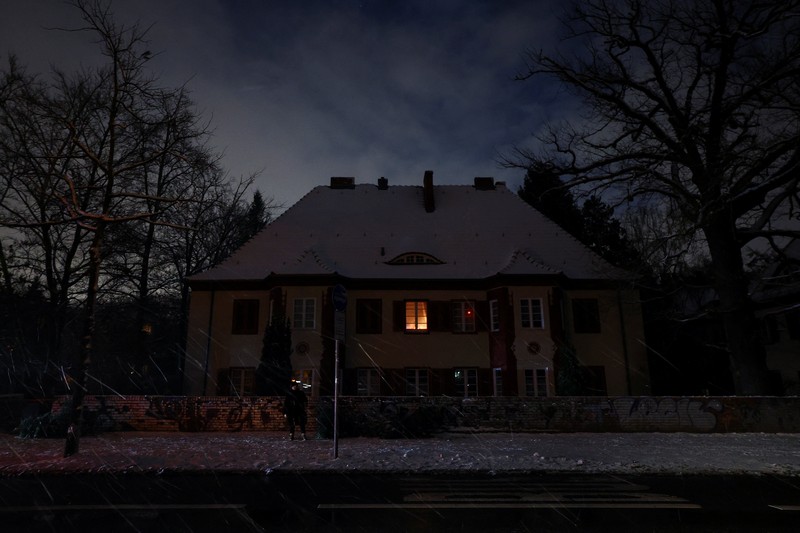 Suasana pemadaman listrik yang menyebabkan ribuan rumah tanpa aliran listrik setelah dugaan serangan pembakaran di pembangkit listrik Lichterfelde di distrik Steglitz-Zehlendorf di Berlin selatan, Jerman, Minggu (4/1/2026). (REUTERS/Lisi Niesner)