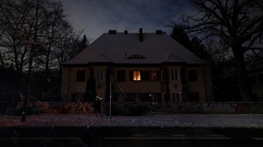 Suasana pemadaman listrik yang menyebabkan ribuan rumah tanpa aliran listrik setelah dugaan serangan pembakaran di pembangkit listrik Lichterfelde di distrik Steglitz-Zehlendorf di Berlin selatan, Jerman, Minggu (4/1/2026). (REUTERS/Lisi Niesner)