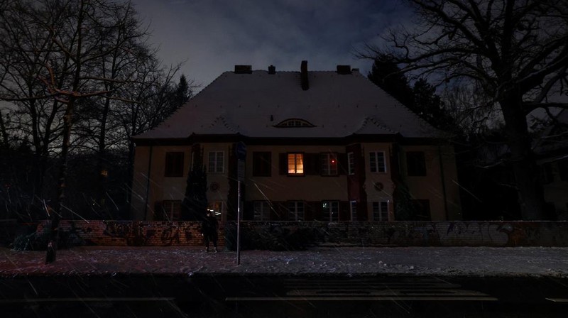 Suasana pemadaman listrik yang menyebabkan ribuan rumah tanpa aliran listrik setelah dugaan serangan pembakaran di pembangkit listrik Lichterfelde di distrik Steglitz-Zehlendorf di Berlin selatan, Jerman, Minggu (4/1/2026). (REUTERS/Lisi Niesner)