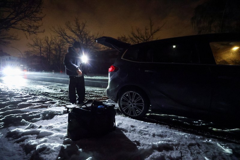 Suasana pemadaman listrik yang menyebabkan ribuan rumah tanpa aliran listrik setelah dugaan serangan pembakaran di pembangkit listrik Lichterfelde di distrik Steglitz-Zehlendorf di Berlin selatan, Jerman, Minggu (4/1/2026). (REUTERS/Lisi Niesner)