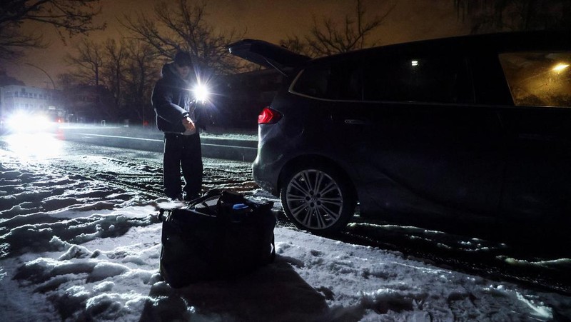 Suasana pemadaman listrik yang menyebabkan ribuan rumah tanpa aliran listrik setelah dugaan serangan pembakaran di pembangkit listrik Lichterfelde di distrik Steglitz-Zehlendorf di Berlin selatan, Jerman, Minggu (4/1/2026). (REUTERS/Lisi Niesner)