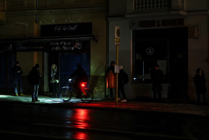 Suasana pemadaman listrik yang menyebabkan ribuan rumah tanpa aliran listrik setelah dugaan serangan pembakaran di pembangkit listrik Lichterfelde di distrik Steglitz-Zehlendorf di Berlin selatan, Jerman, Minggu (4/1/2026). (REUTERS/Lisi Niesner)