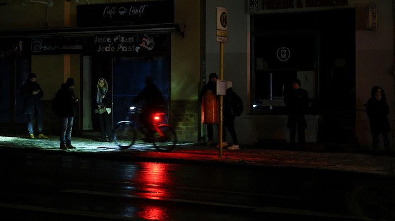 Suasana pemadaman listrik yang menyebabkan ribuan rumah tanpa aliran listrik setelah dugaan serangan pembakaran di pembangkit listrik Lichterfelde di distrik Steglitz-Zehlendorf di Berlin selatan, Jerman, Minggu (4/1/2026). (REUTERS/Lisi Niesner)