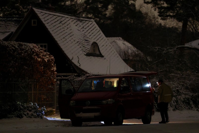 Suasana pemadaman listrik yang menyebabkan ribuan rumah tanpa aliran listrik setelah dugaan serangan pembakaran di pembangkit listrik Lichterfelde di distrik Steglitz-Zehlendorf di Berlin selatan, Jerman, Minggu (4/1/2026). (REUTERS/Lisi Niesner)