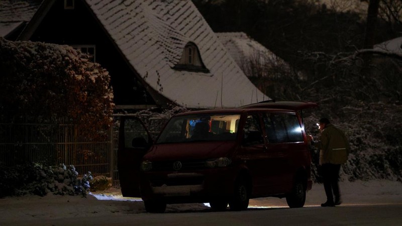 Suasana pemadaman listrik yang menyebabkan ribuan rumah tanpa aliran listrik setelah dugaan serangan pembakaran di pembangkit listrik Lichterfelde di distrik Steglitz-Zehlendorf di Berlin selatan, Jerman, Minggu (4/1/2026). (REUTERS/Lisi Niesner)