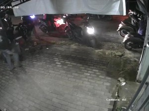 Terekam CCTV Gangster Serang Warga Gresik di Warung Nasi Goreng