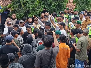 Warga Desa Benda Sirampog Brebes Demo, Desak Kades Mundur