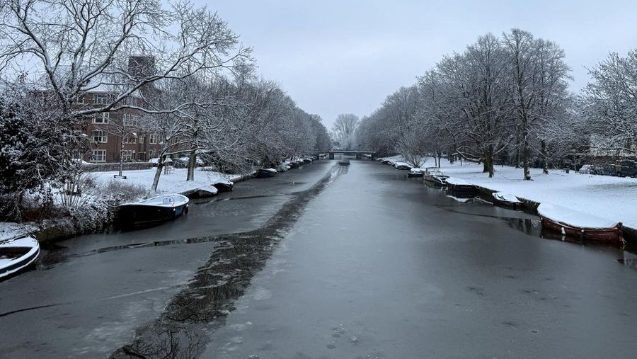 Badai salju dahsyat melanda Belanda, secara signifikan mengganggu perjalanan di seluruh negeri, Senin (5/1/2025). (REUTERS/Charlotte Van Campenhout)