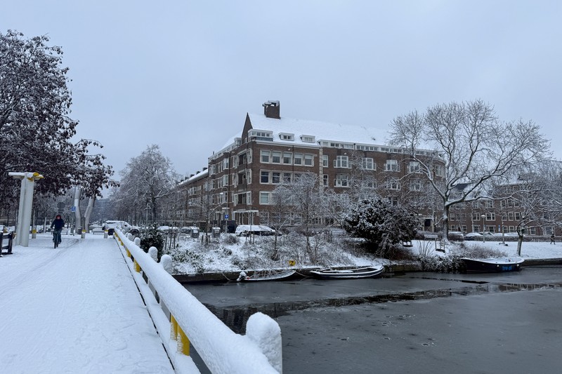 Badai salju dahsyat melanda Belanda, secara signifikan mengganggu perjalanan di seluruh negeri, Senin (5/1/2025). (REUTERS/Charlotte Van Campenhout)