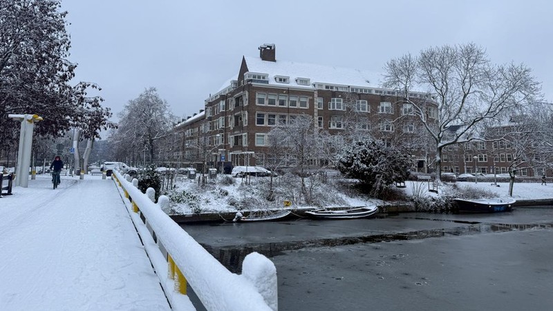 Badai salju dahsyat melanda Belanda, secara signifikan mengganggu perjalanan di seluruh negeri, Senin (5/1/2025). (REUTERS/Charlotte Van Campenhout)