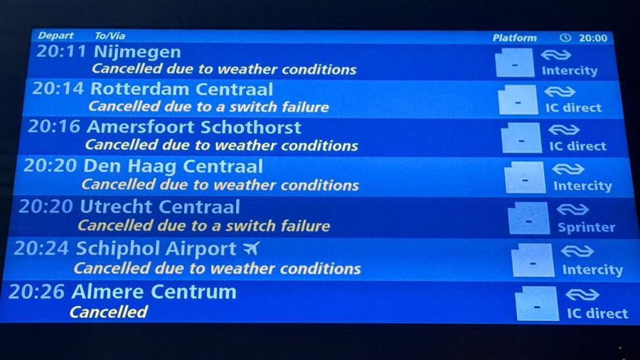 Badai salju dahsyat melanda Belanda, secara signifikan mengganggu perjalanan di seluruh negeri, Senin (5/1/2025). (REUTERS/Charlotte Van Campenhout)