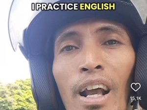 Kisah Ojol di Surabaya Rajin Belajar Bahasa Inggris Saat Nunggu Order