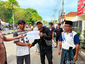 Ramai Jukir Adu Jotos Rebutan Lahan di Alun-alun Bangkalan Saat CFD