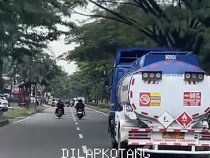 Viral Kernet Truk BBM Merokok Saat Berkendara Berujung Dipecat