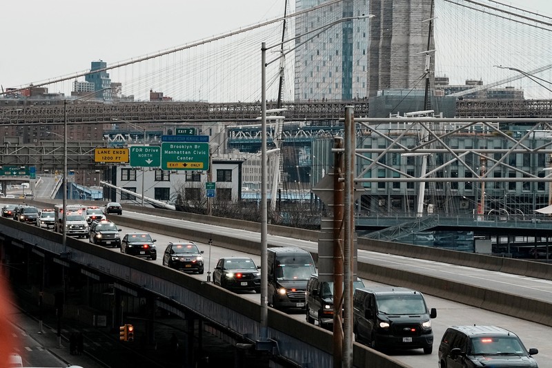 Mantan Presiden Venezuela, Nicolas Maduro, akan menghadapi dakwaan terkait tuduhan narkoba. Maduro digiring menuju ke pengadilan New York, Amerika Serikat (AS), Senin (5/1/2026). (REUTERS/Adam Gray)