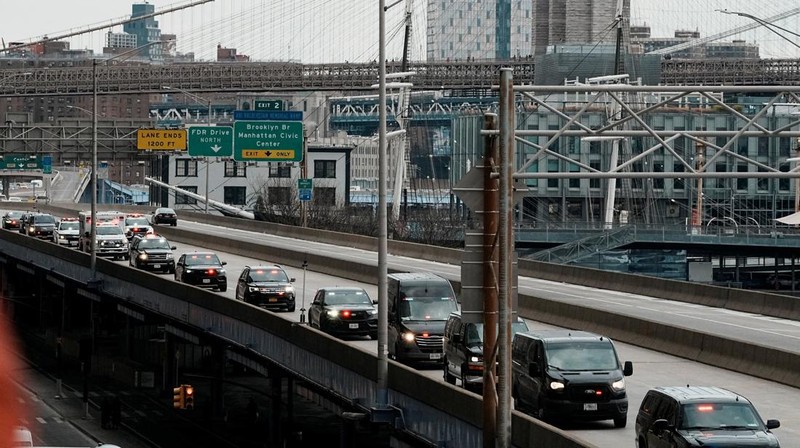 Mantan Presiden Venezuela, Nicolas Maduro, akan menghadapi dakwaan terkait tuduhan narkoba. Maduro digiring menuju ke pengadilan New York, Amerika Serikat (AS), Senin (5/1/2026). (REUTERS/Adam Gray)