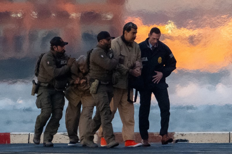 Mantan Presiden Venezuela, Nicolas Maduro, akan menghadapi dakwaan terkait tuduhan narkoba. Maduro digiring menuju ke pengadilan New York, Amerika Serikat (AS), Senin (5/1/2026). (REUTERS/Adam Gray)