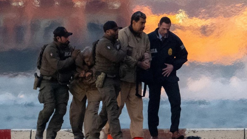 Mantan Presiden Venezuela, Nicolas Maduro, akan menghadapi dakwaan terkait tuduhan narkoba. Maduro digiring menuju ke pengadilan New York, Amerika Serikat (AS), Senin (5/1/2026). (REUTERS/Adam Gray)