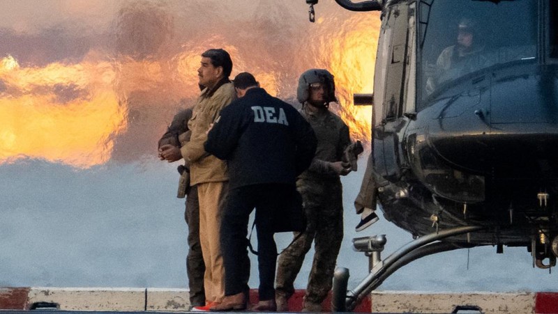 Mantan Presiden Venezuela, Nicolas Maduro, akan menghadapi dakwaan terkait tuduhan narkoba. Maduro digiring menuju ke pengadilan New York, Amerika Serikat (AS), Senin (5/1/2026). (REUTERS/Adam Gray)