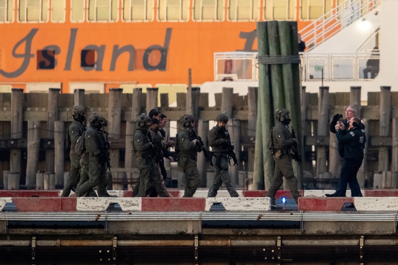 Mantan Presiden Venezuela, Nicolas Maduro, akan menghadapi dakwaan terkait tuduhan narkoba. Maduro digiring menuju ke pengadilan New York, Amerika Serikat (AS), Senin (5/1/2026). (REUTERS/Adam Gray)